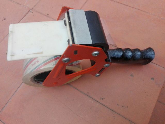 Cinta adhesiva con dispensador