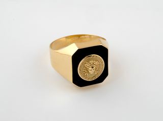 sello oro 18k con piedra con onix