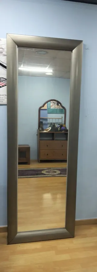 Specchio a figura intera in legno e vetro