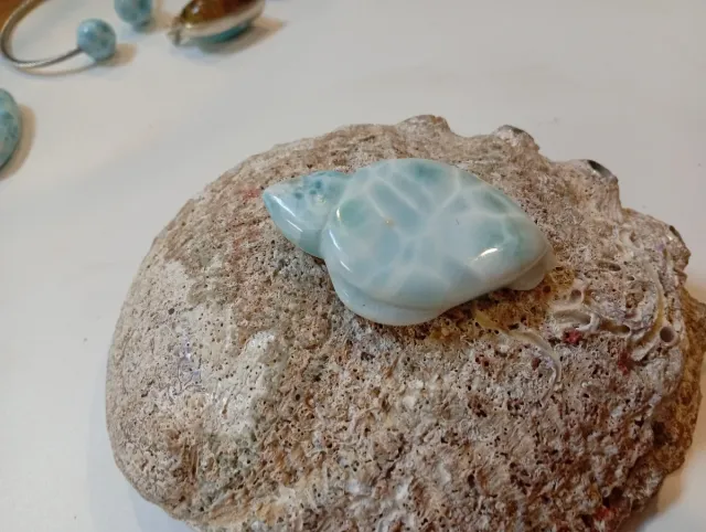 Ciondolo in pietra Larimar blu e bianca