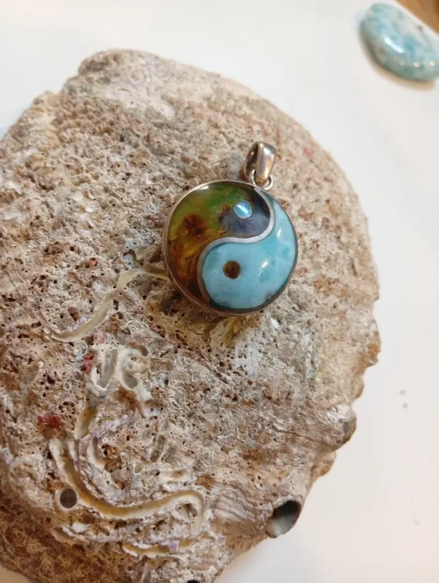 Ciondolo in pietra Larimar blu e bianca