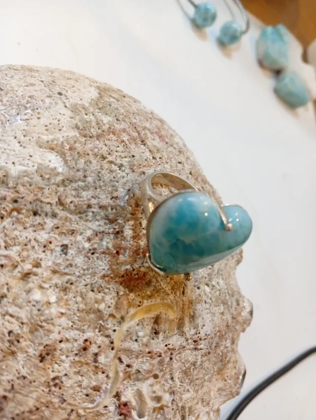 Ciondolo in pietra Larimar blu e bianca