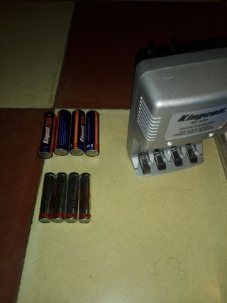 Cargador Kingcell con 4 pilas AA 2800mAh