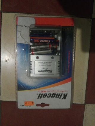 Cargador Kingcell con 4 pilas AA 2800mAh