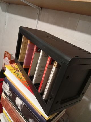 Estantería para 20 CDs.