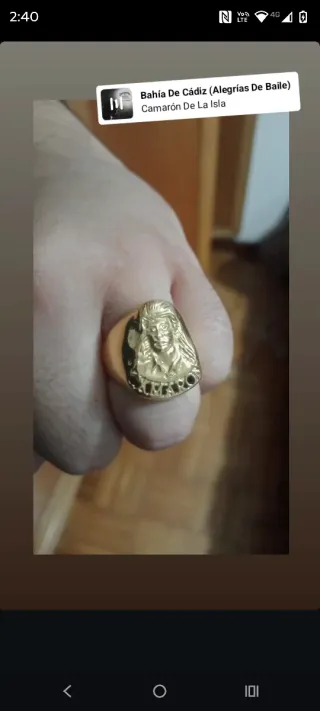 Anillo bañado en oro con figura de camarón