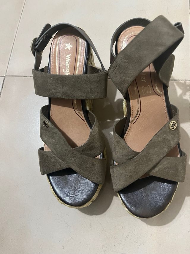 Scarpe con zeppa verde militare