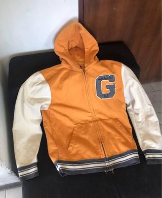 Sudadera GAP naranja y blanca
