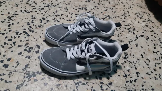 Zapatillas Vans grises y blancas