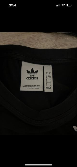 Camiseta Adidas Negra con Rayas
talla s