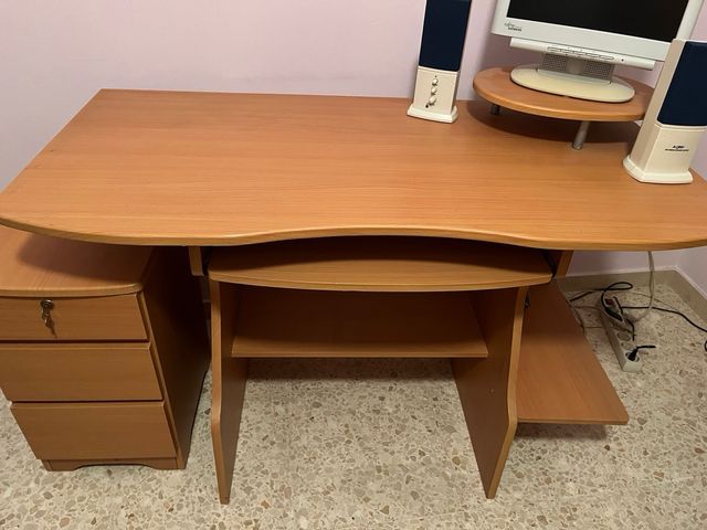 Escritorio de madera con cajonera aparte.