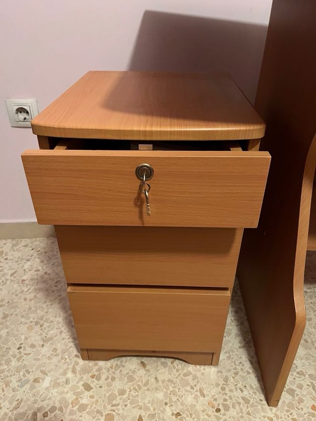 Escritorio de madera con cajonera aparte.