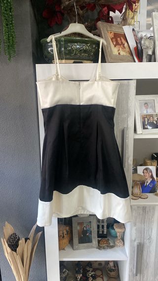 Vestido negro y blanco con lazo