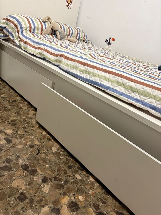 Cama individual con cajones
