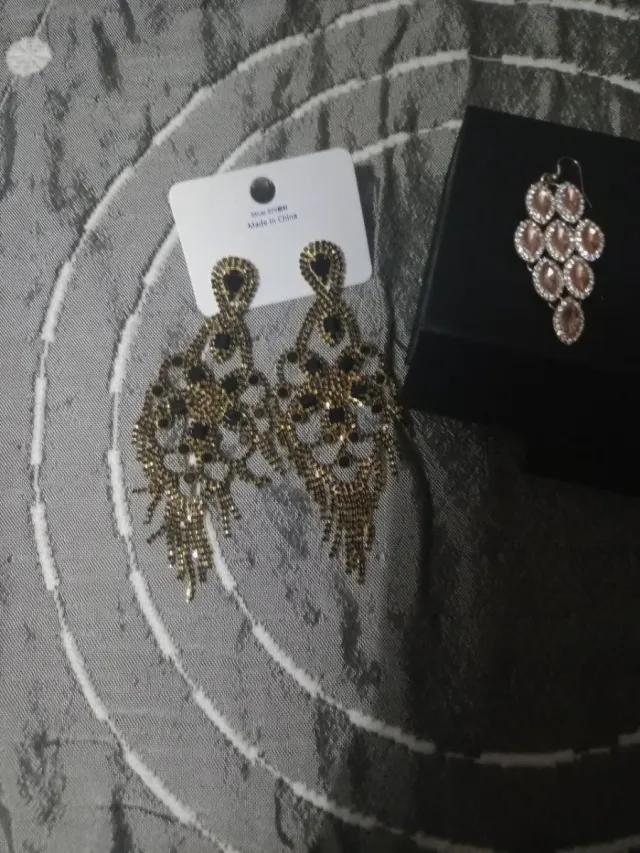 Pendientes dorados y rosas y negros