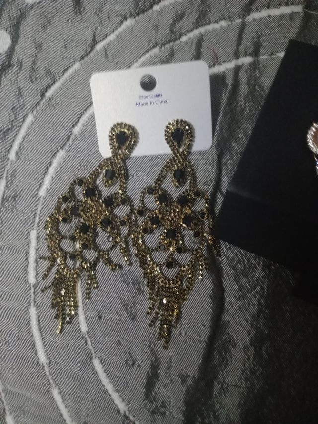 Pendientes dorados y rosas y negros