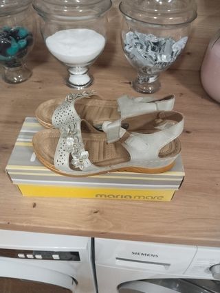 Sandalias plateadas adornos florales talla 40