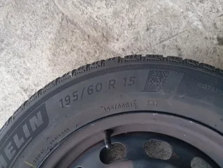 Llanta Michelin 195/60 R15 con taacubos