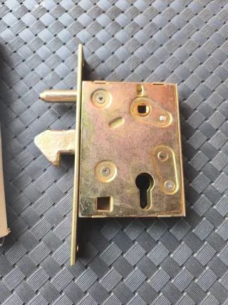 Pestillo para puerta corredera o cancela.