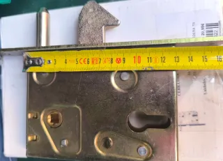 Pestillo para puerta corredera o cancela.