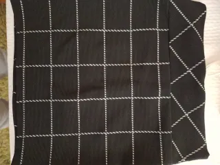 Minifalda negra con cuadros blancos