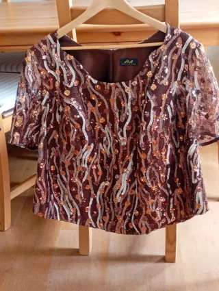 Blusa de lentejuelas marrón y dorada