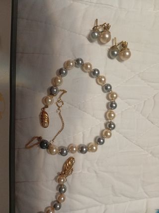 Collar y pendientes de perlas