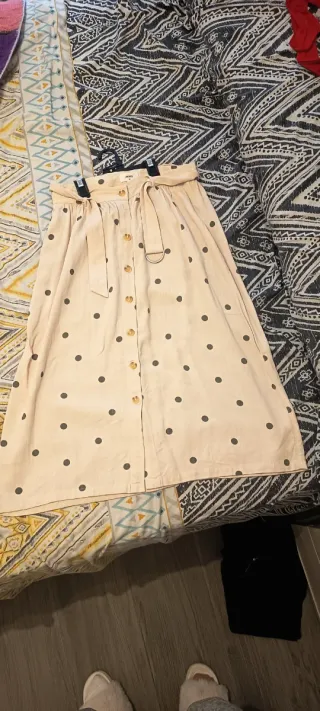 Falda midi beige con topos negros