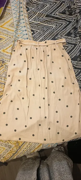 Falda midi beige con topos negros