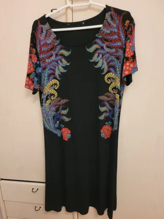 Vestido negro con dibujos de colores