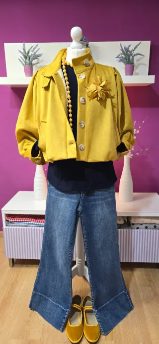 Chaqueta antelina mostaza bolsillos cuello chimene
