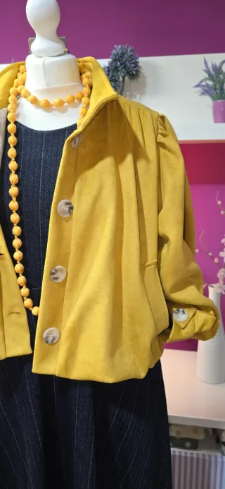 Chaqueta antelina mostaza bolsillos cuello chimene