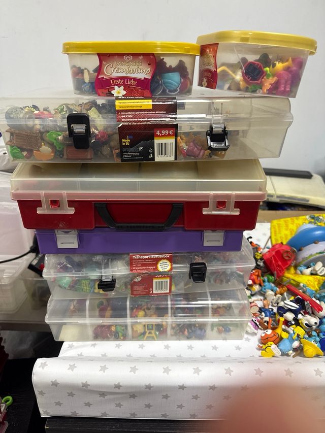 Lote de figuras PVC y huevos Kinder