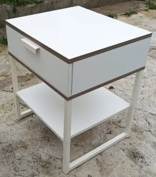 Mesita de noche blanca y madera