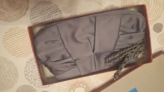 Bolso de fiesta gris con cadena, a estrenar