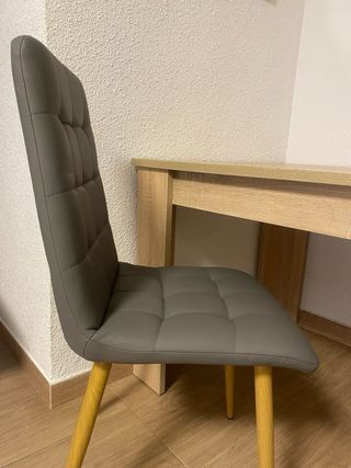 Mesa de salón de madera roble somana y 4 sillas.