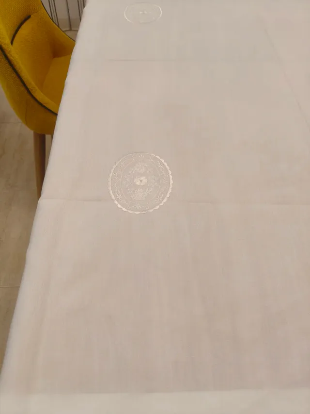 Mantel bordado con 11 servilletas