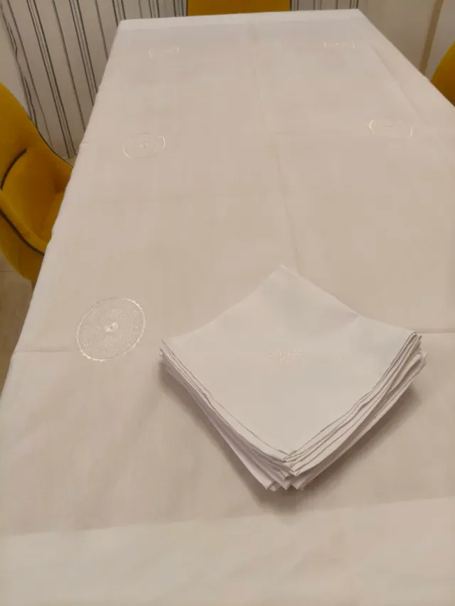 Mantel bordado con 11 servilletas