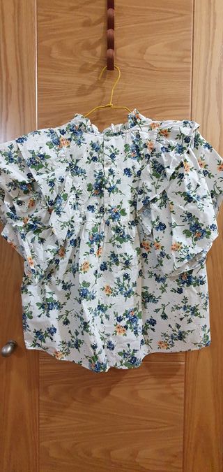 Blusa Zara flores volantes talla XS