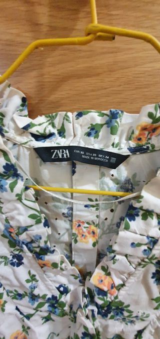 Blusa Zara flores volantes talla XS