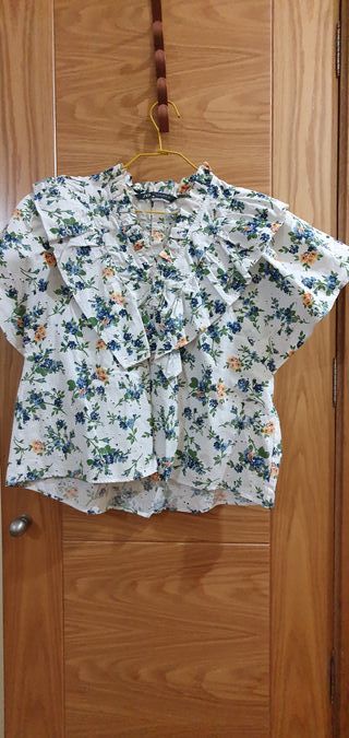 Blusa Zara flores volantes talla XS