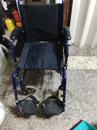 Vendo silla le falta los reposa pie