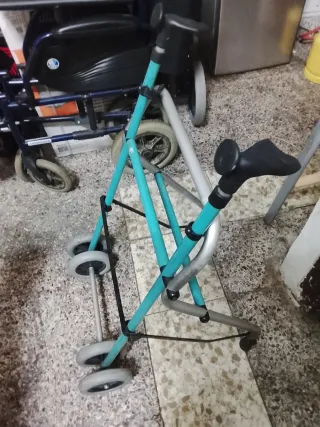 Vendo silla le falta los reposa pie
