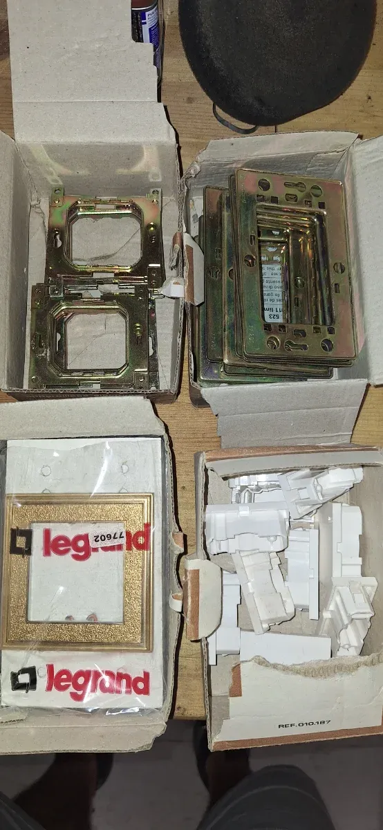 Legrand Tapas Ciegas 76188 y 77602
Marcos dorados 