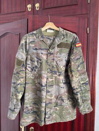Ropa militar verde pixelado