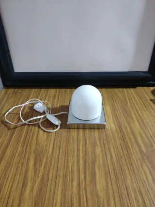 Lámpara de mesa opalina blanca y plateada