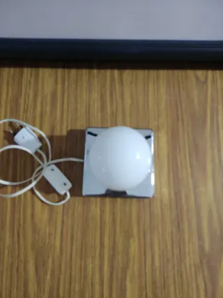 Lámpara de mesa opalina blanca y plateada