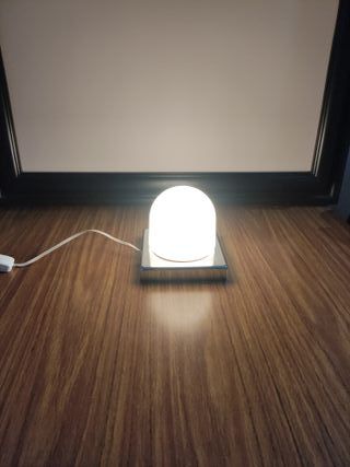 Lámpara de mesa opalina blanca y plateada