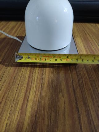 Lámpara de mesa opalina blanca y plateada