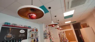 Lámpara colgante dorada con bola de espejo